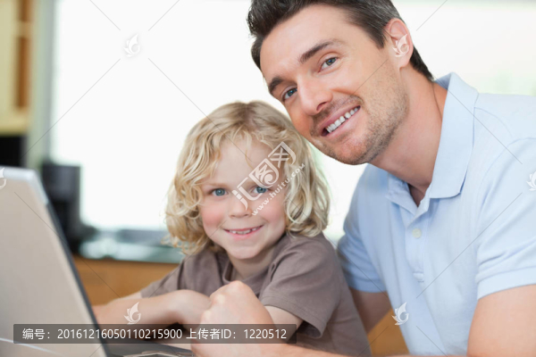 帶著筆記本的父子微笑