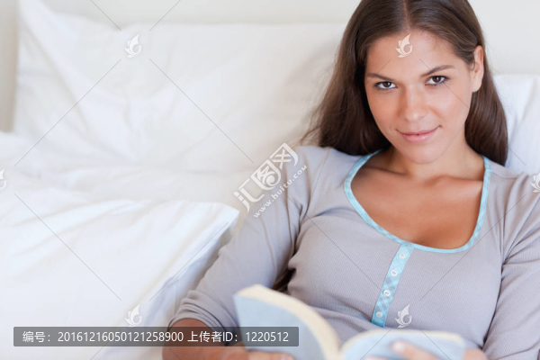 迷人的女人拿著一本書
