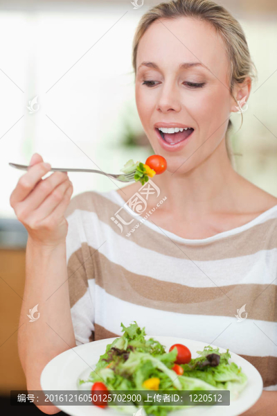 女人要吃點(diǎn)沙拉