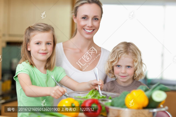 婦女與她的孩子準(zhǔn)備沙拉