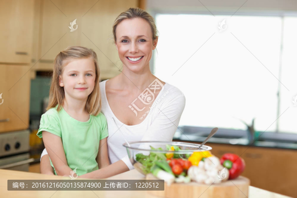 母親和女兒在廚房里