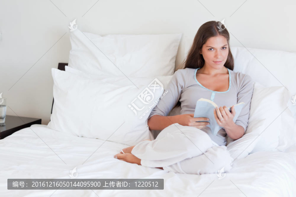 抱著書的年輕女人