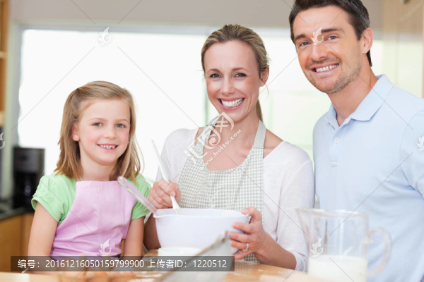 女孩準(zhǔn)備面團(tuán)與她的父母