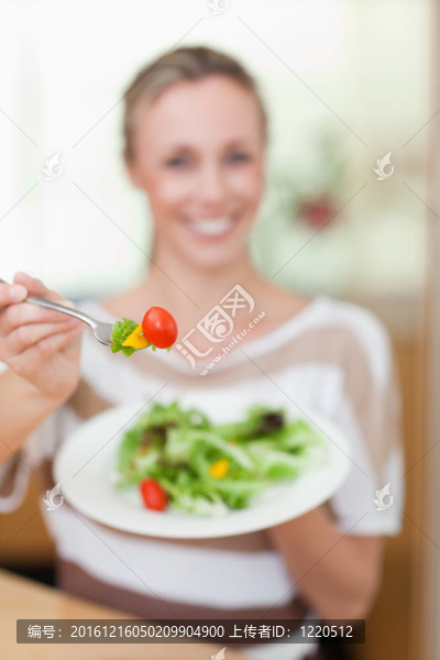 女人提供的沙拉