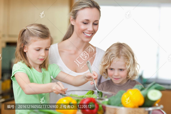 母親帶著女兒和兒子準備沙拉