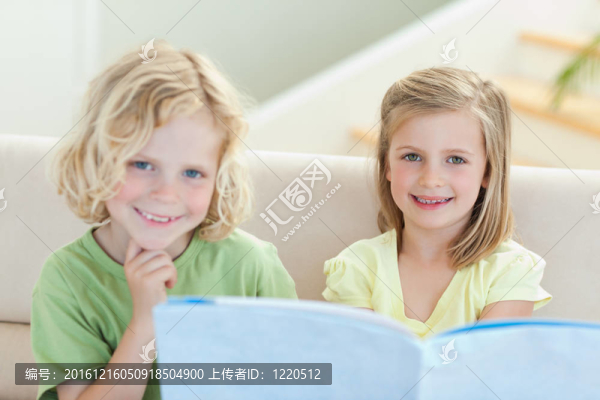 沙發(fā)上的兄弟姐妹閱讀雜志
