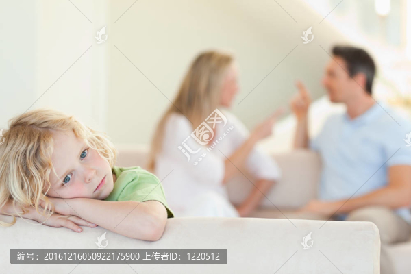傷心男孩與父母爭吵背后