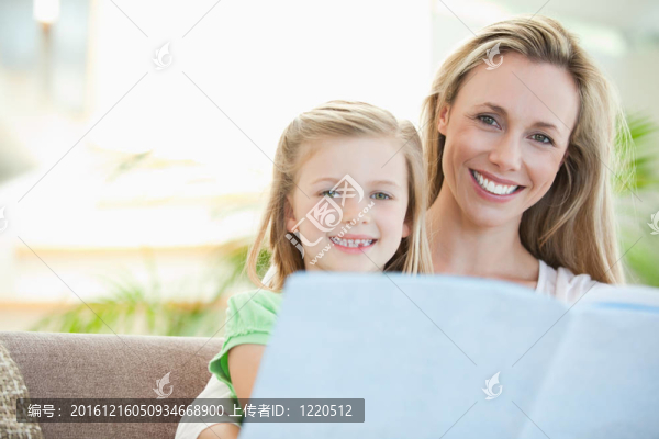 母女倆在沙發(fā)上看書(shū)