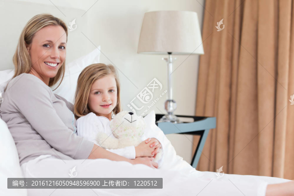 坐在床上的母女觀點(diǎn)