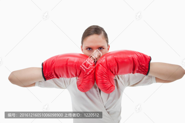 帶著拳擊手套的商人