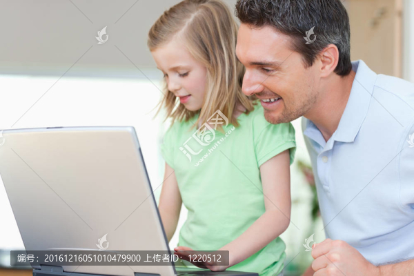 帶筆記本的父女