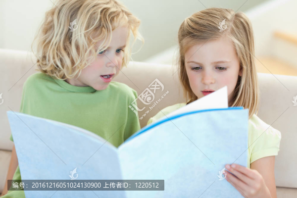 沙發(fā)上的兄弟姐妹閱讀雜志