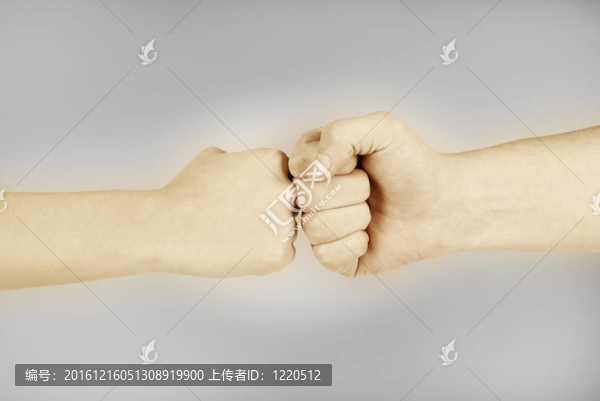 兩只手：男人和女人；白色的隔離