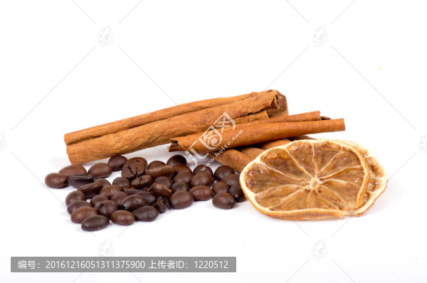 咖啡豆；肉桂和檸檬在白色上分離