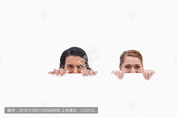 卑鄙的夫婦看著空白的墻