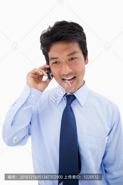 一個(gè)驚訝的商人打電話的肖像