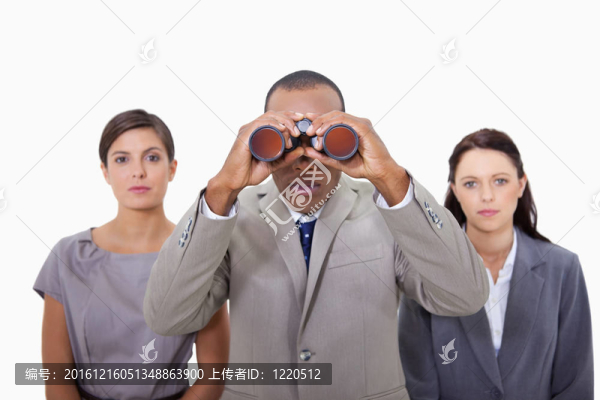 商人與同事使用雙筒望遠(yuǎn)鏡