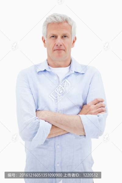 一個成熟男人的雙臂交叉的肖像