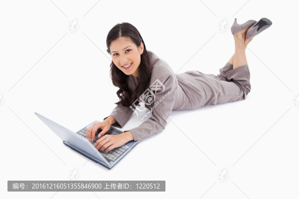說謊的女人和她的筆記本電腦