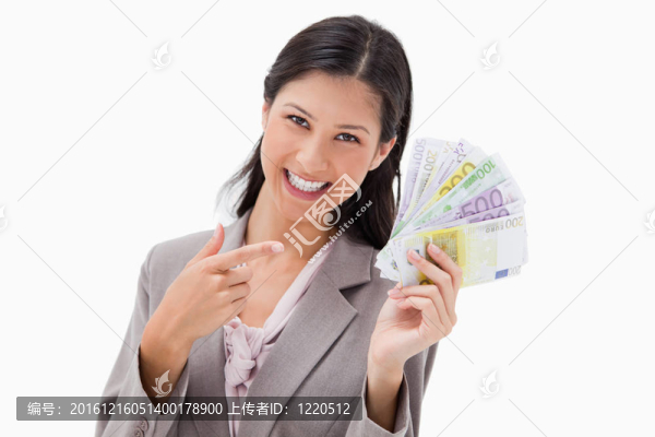 微笑的商人指著她的錢
