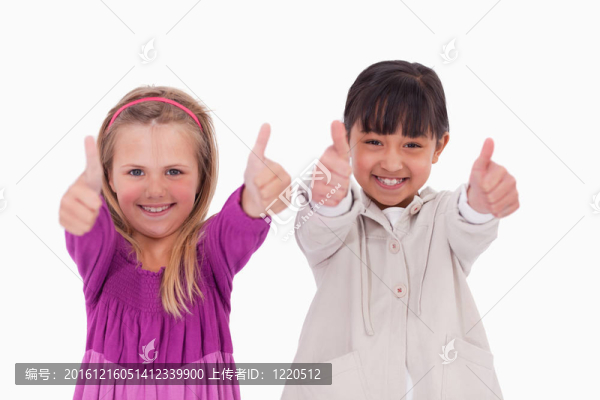 女孩豎起大拇指