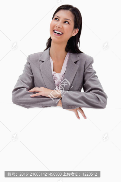 微笑的商人靠在墻上
