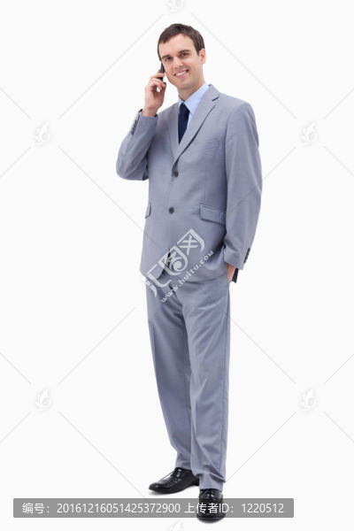 微笑的商人在電話里