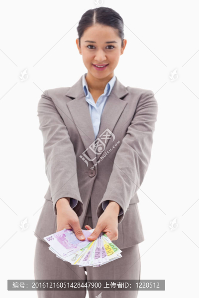一個(gè)微笑的女商人顯示紙幣的肖像