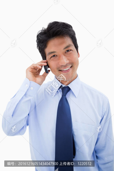 一個微笑的商人打電話的肖像
