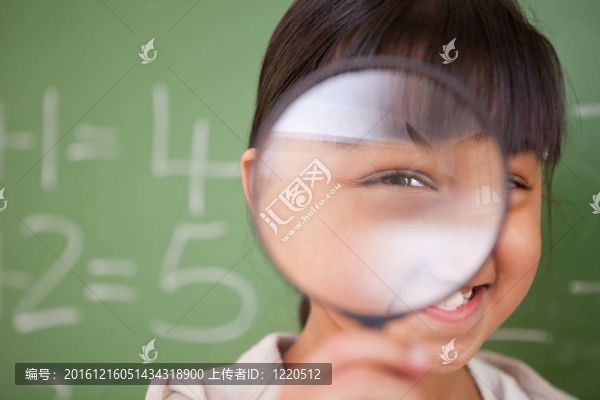 靠近一個可愛女生透過放大鏡