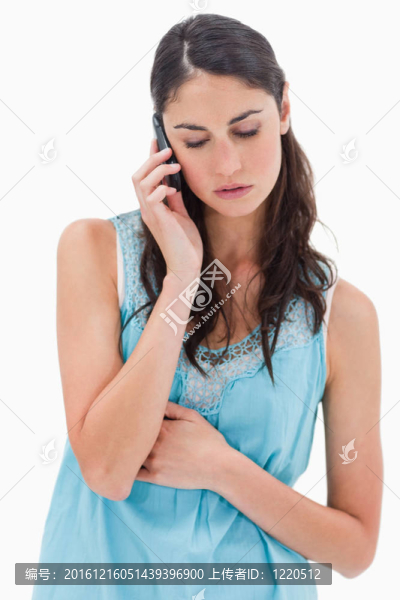 一個悲傷的女人打電話的肖像
