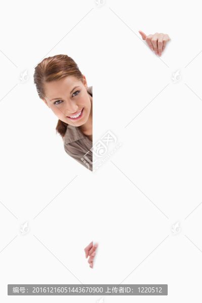 女人看周圍空白的跡象