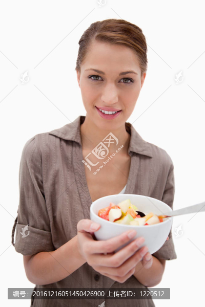婦女與碗水果沙拉