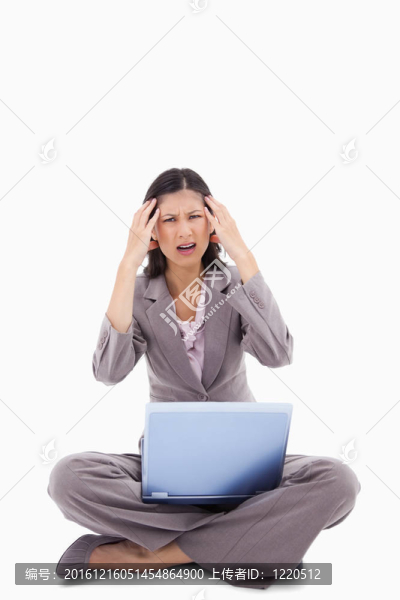 筆記本電腦讓坐著的女士頭疼