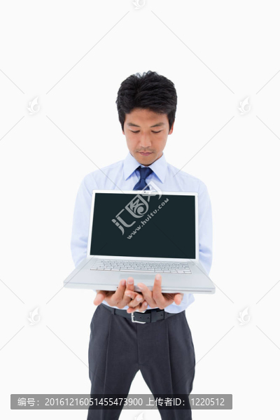 一個(gè)展示筆記本電腦的商人的肖像
