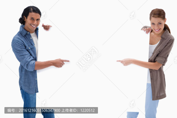 微笑的情侶指著手中的空白符號(hào)