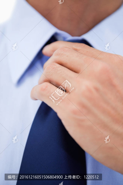 關(guān)閉一個(gè)商人固定他的領(lǐng)帶