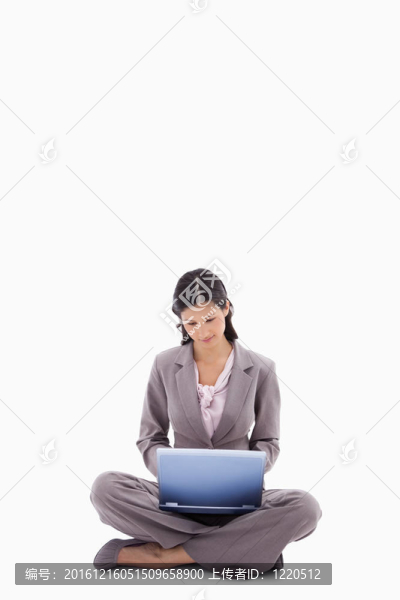 坐在工作與筆記本電腦的女人