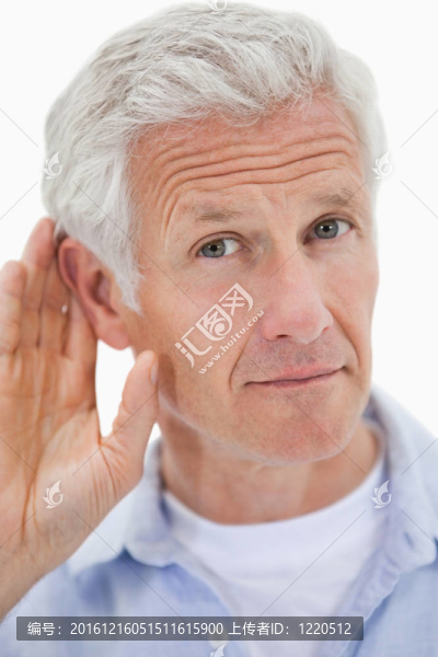 一個男人給他耳朵的肖像