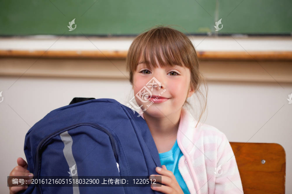 快樂女生拿著一袋