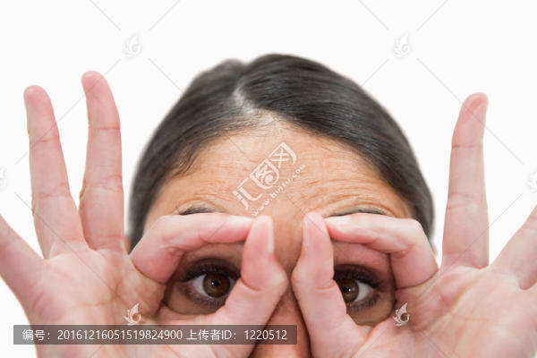 一個女人用手指靠近她的眼睛