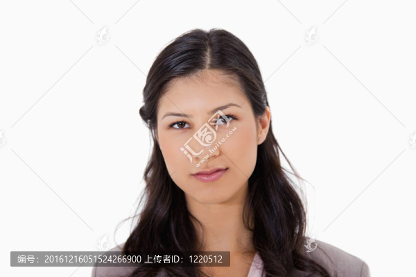 表情嚴(yán)肅的女人