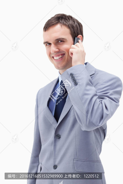 微笑的商人在手機上