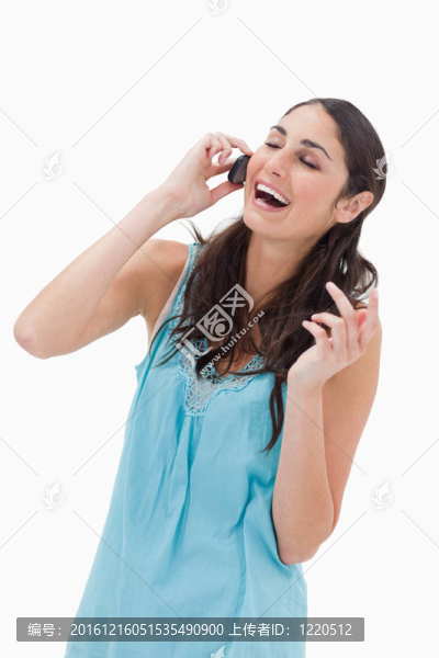 一個笑著打電話的女人的肖像
