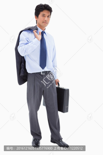 一個商人拿著公文包和他的夾克在肩膀上對著白色背景的肖像