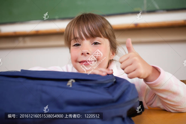 可愛的女生拿著一袋和大拇指