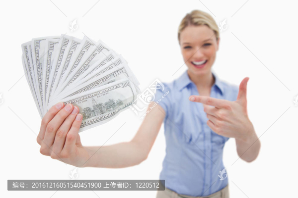 婦女持有并指著金錢
