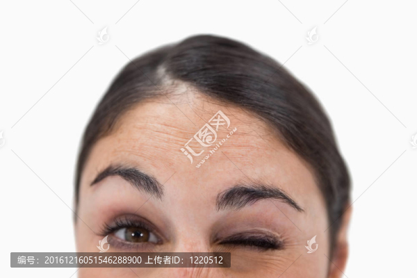靠近一個(gè)女人眨眼