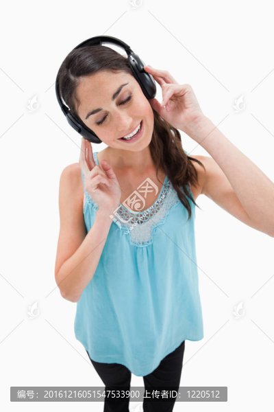 一個高興的女人聽音樂的肖像