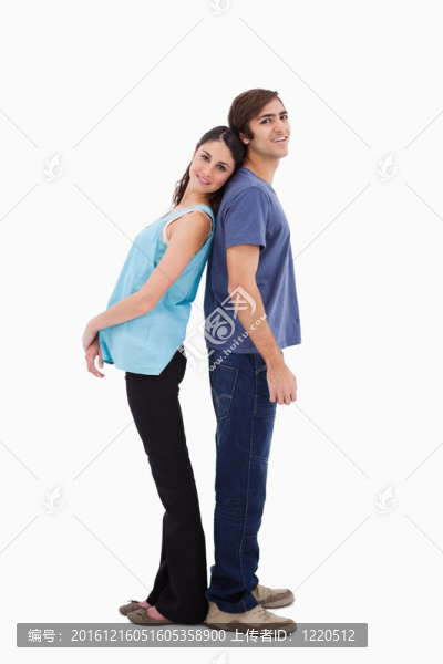 一對(duì)年輕夫婦站在后面的肖像